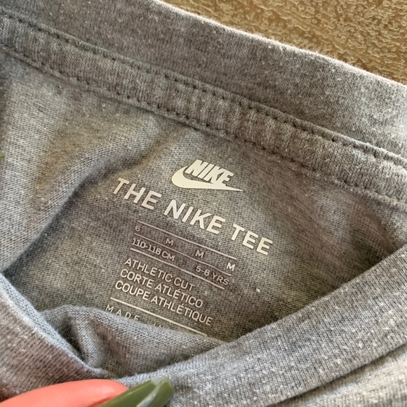 Girls Nike Tee - Picture 3 of 4